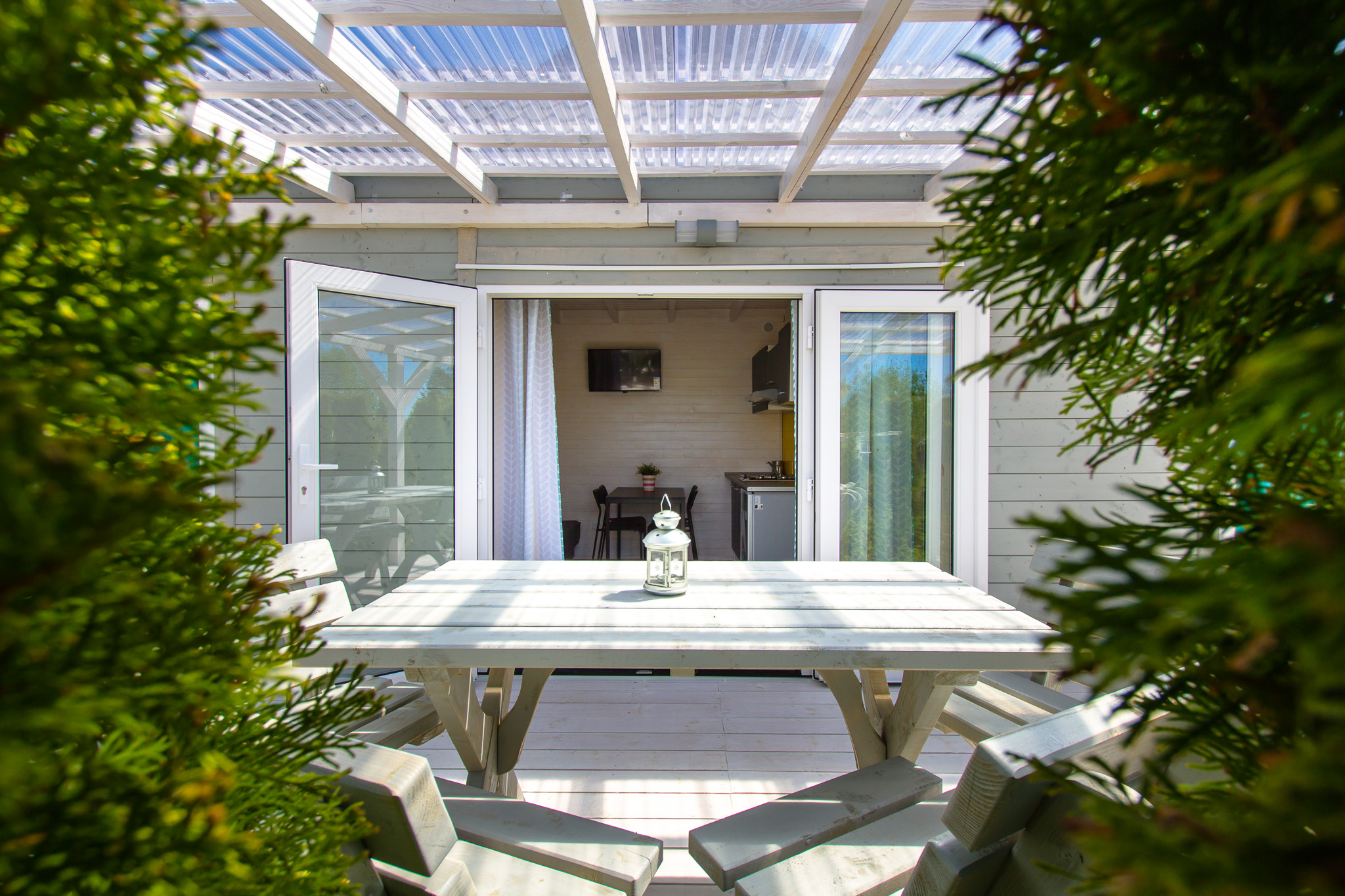 Wnętrze domku parterowego Kaper w Karwi z aneksem kuchennym i salonem