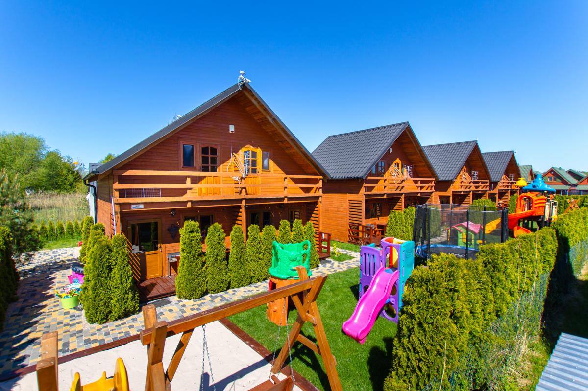 Wnętrze domku piętrowego Kaper w Karwi z przytulnym salonem i aneksem kuchennym